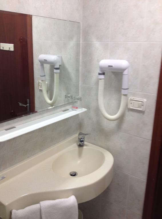 Hotel Mareblu Сенигаллия Номер фото