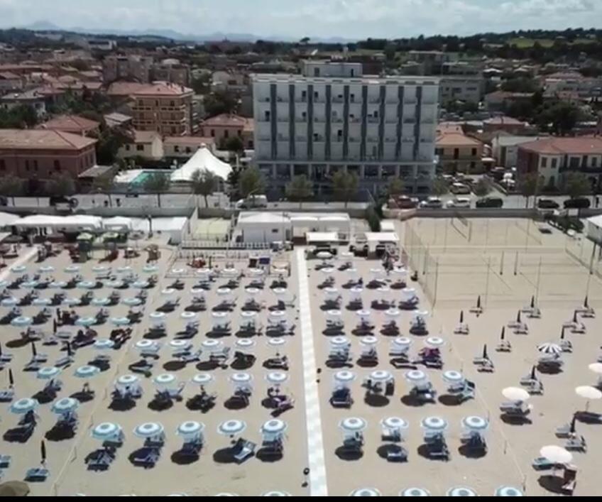 Hotel Mareblu Сенигаллия Экстерьер фото